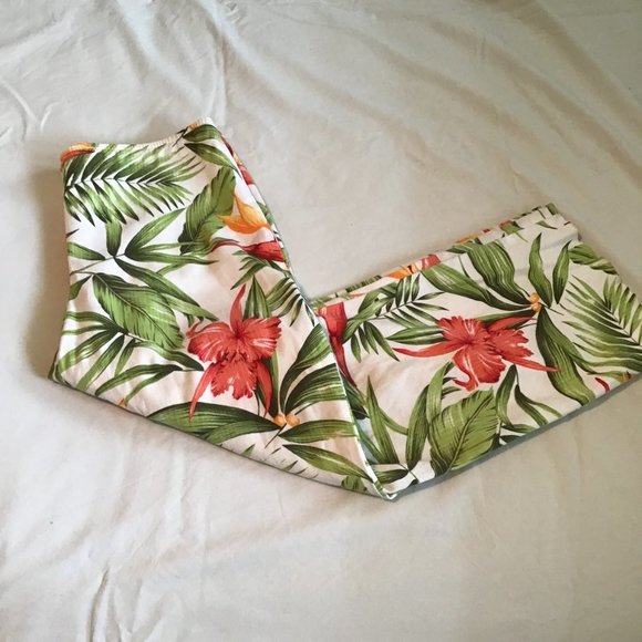 JOSEPH Ribkoff Trends Tropical Floral Print Capri Pants - Picture 6 of 9